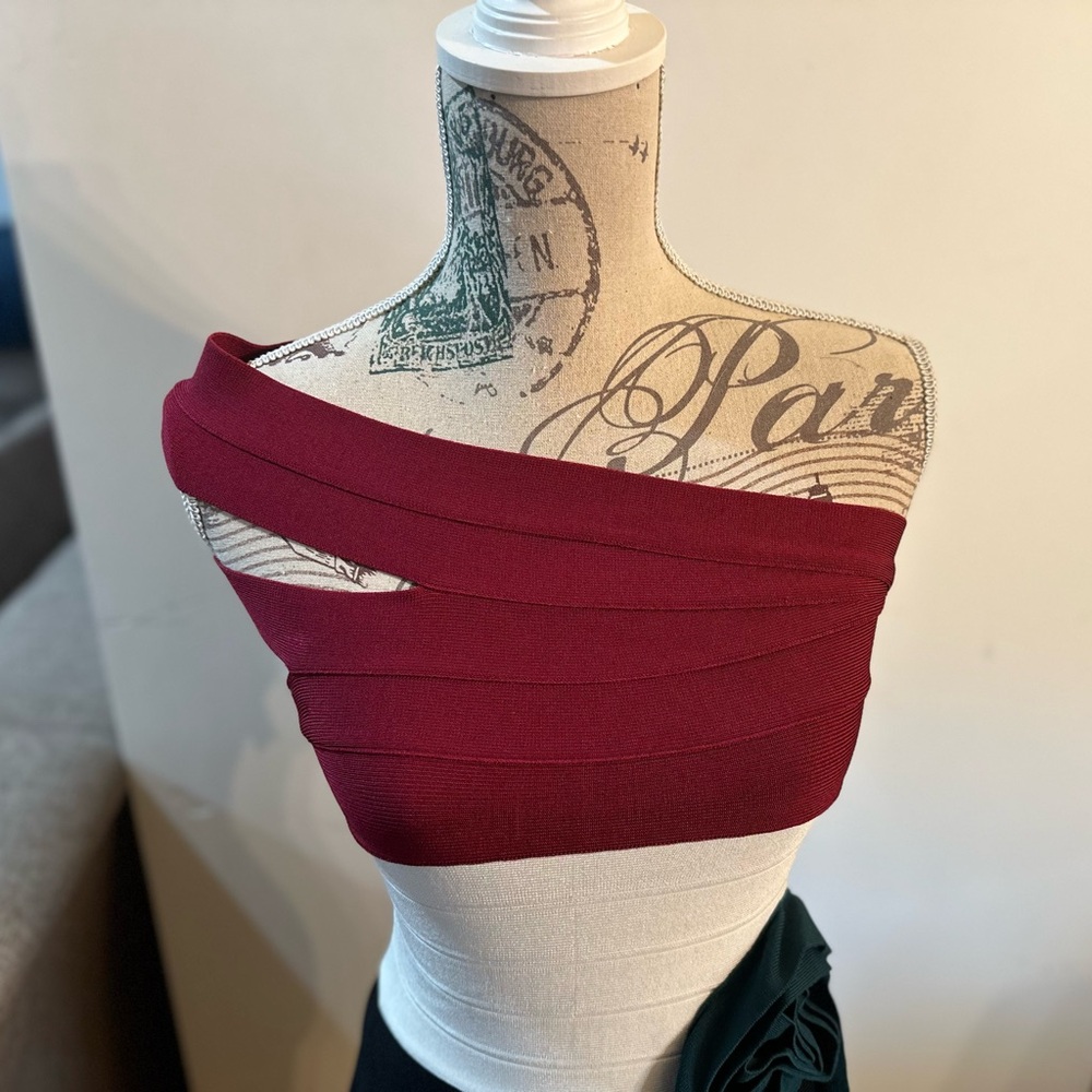 Elegant Burgundy and White Off-Shoulder Mini Dress - Picture 3 of 9